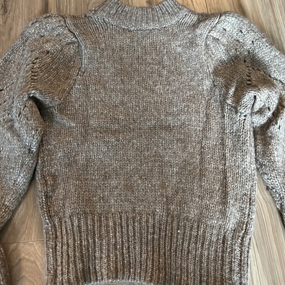 Beige sweater with sparkly flowers and poofy shoulders - Picture 5 of 5